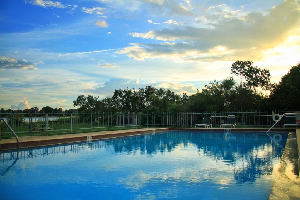 Palm Lakefront Resort And Hostel Celebration Exterior foto